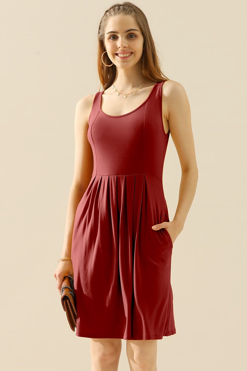 Doublju – Ärmelloses Kleid in voller Größe mit Rundhalsausschnitt, Rüschen und Taschen