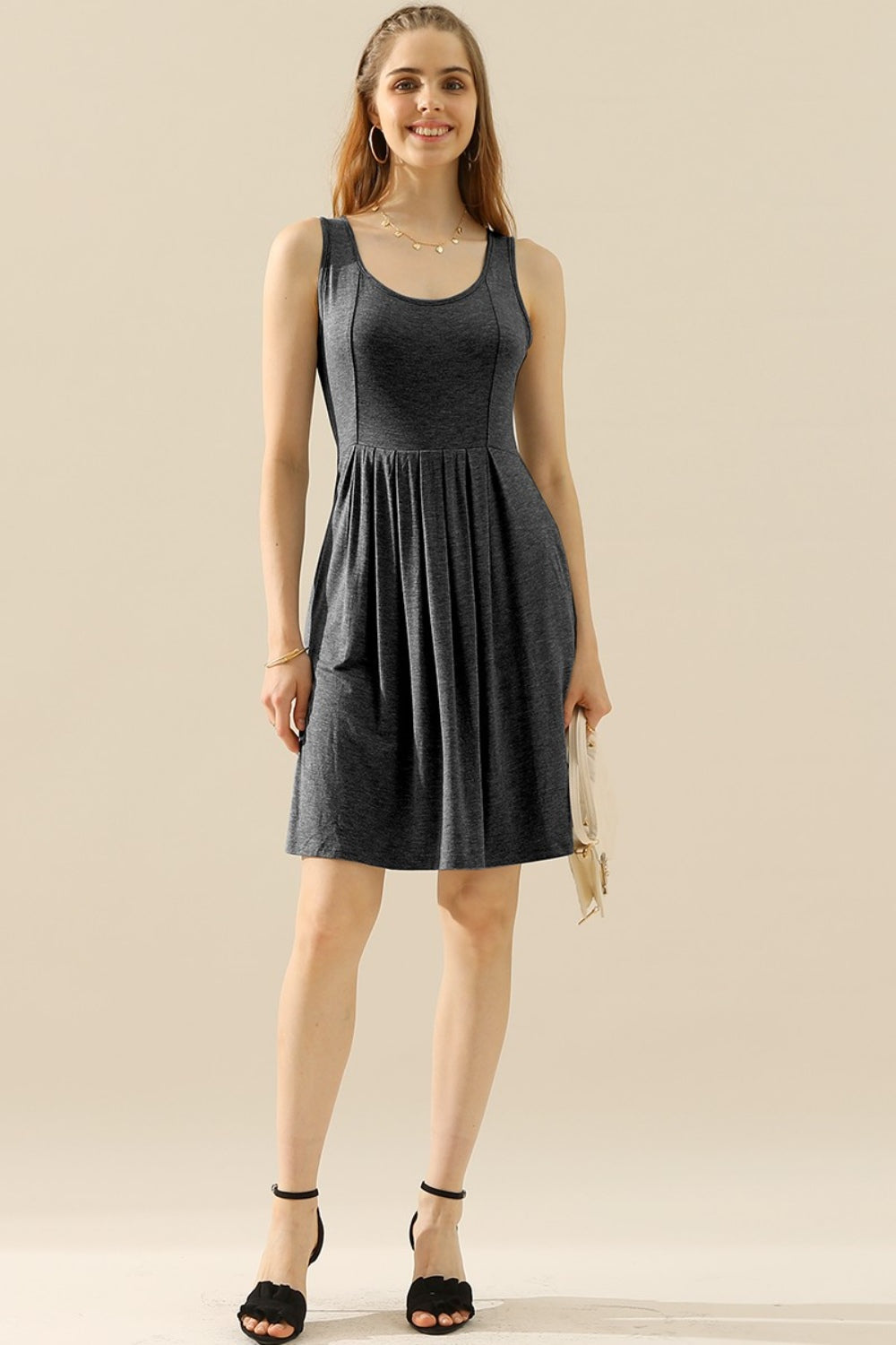 Doublju – Ärmelloses Kleid in voller Größe mit Rundhalsausschnitt, Rüschen und Taschen